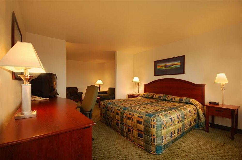 Crossings By Grandstay Inn & Suites Becker Екстер'єр фото